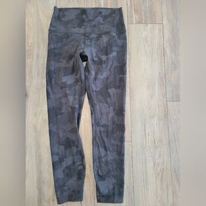 Lululemon camo print legging, size 6, mid calf capri